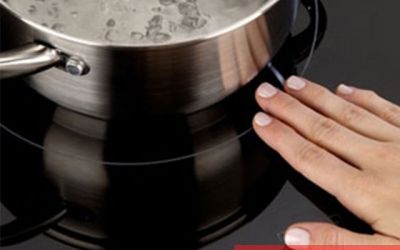 Hướng dẫn cách xử lý mặt kính bếp từ bị trầy xước