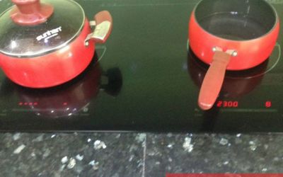 Mặt kính bếp từ bị nóng nguyên nhân và cách khắc phục